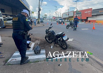 Três jovens ficam gravemente feridos após colisão entre motos na Via Chico Mendes, em Rio Branco