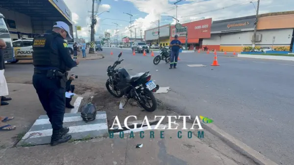 Três jovens ficam gravemente feridos após colisão entre motos na Via Chico Mendes, em Rio Branco