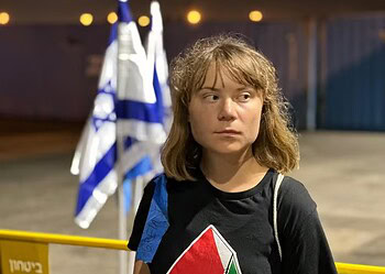 Greta Thunberg após desembarcar em porto de Israel — Foto: Ministério das Relações Exteriores de Israel