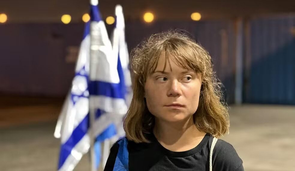 Greta Thunberg após desembarcar em porto de Israel — Foto: Ministério das Relações Exteriores de Israel