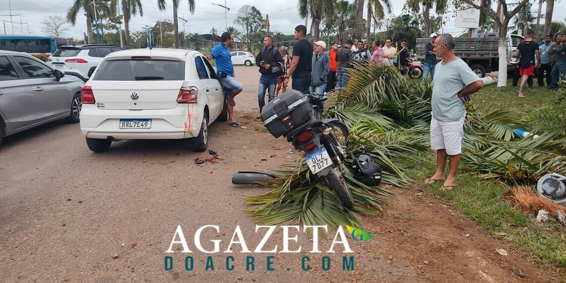 Caminhonete desgovernada causa destruição e deixa dois feridos na rotatória da Ufac