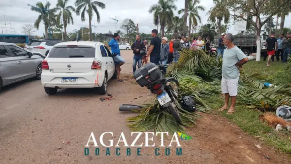 Caminhonete desgovernada causa destruição e deixa dois feridos na rotatória da Ufac