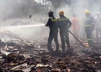 Equipes de resgate trabalham no local onde o avião caiu na Índia - (crédito: Sam PANTHAKY/AFP)