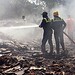 Equipes de resgate trabalham no local onde o avião caiu na Índia - (crédito: Sam PANTHAKY/AFP)