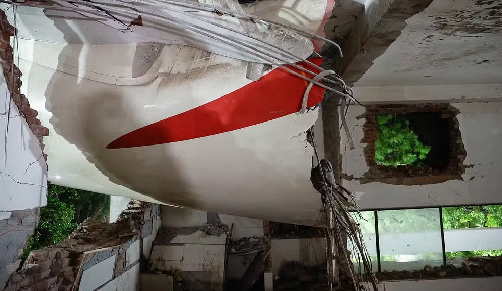 Destroços do avião da Air India que caiu nesta quinta-feira (12) — Foto: Reuters/Adnan Abidi