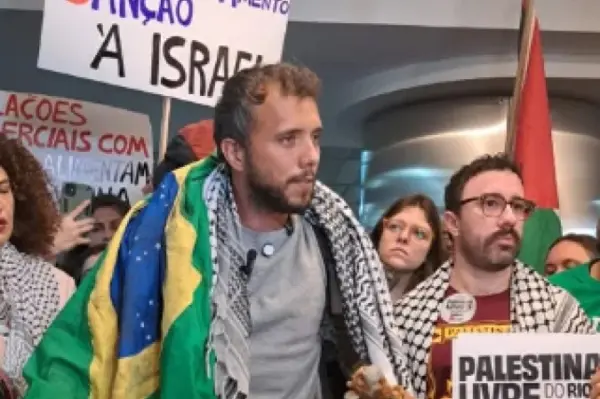 Thiago Ávila chega ao Brasil após ser preso por Israel em missão para Gaza