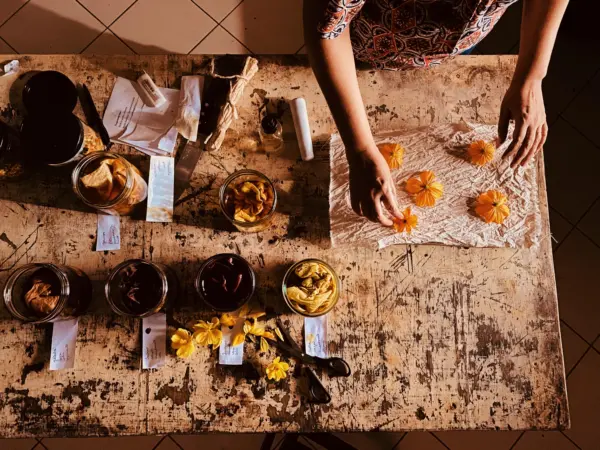 Curso gratuito ensina produção de materiais artísticos com pigmentos naturais no Acre