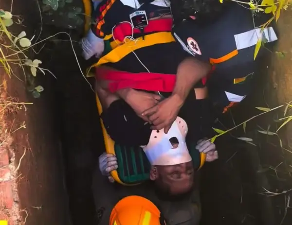 Homem cai em bueiro e é resgatado por bombeiros em Cruzeiro do Sul