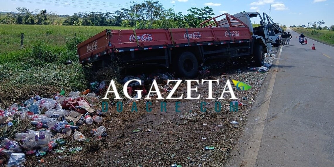 Caminhão com carga de bebidas capota na BR-317; motorista sofre escoriações