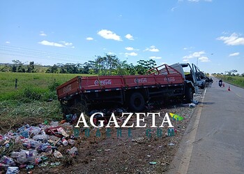 Caminhão com carga de bebidas capota na BR-317; motorista sofre escoriações