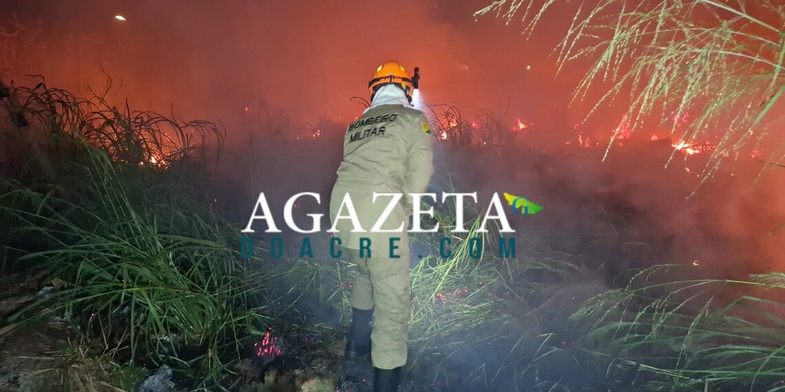 Incêndio em terreno baldio assusta moradores e ameaça casas e empresa em Rio Branco