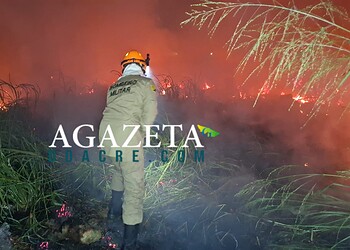 Incêndio em terreno baldio assusta moradores e ameaça casas e empresa em Rio Branco