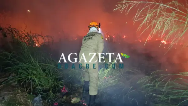 Incêndio em terreno baldio assusta moradores e ameaça casas e empresa em Rio Branco