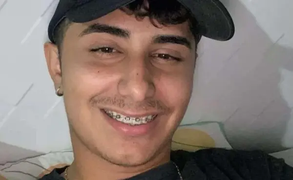 Jovem de 22 anos morre após colidir com poste em acidente de moto em Cruzeiro do Sul