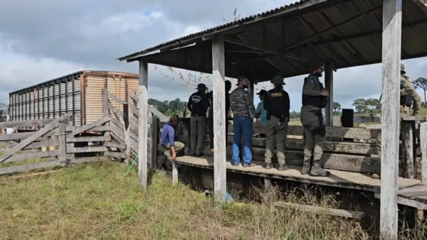 Três são presos pela PF com galões de gasolina e por danos a cercas durante protesto na Reserva Chico Mendes