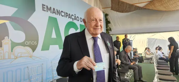 Médico com quase seis décadas de serviços no Acre recebe maior honraria do Estado durante aniversário de 63 anos