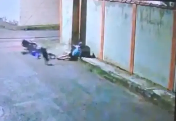 Vídeo de câmera de segurança mostra o momento do acidente que matou entregador em Rio Branco