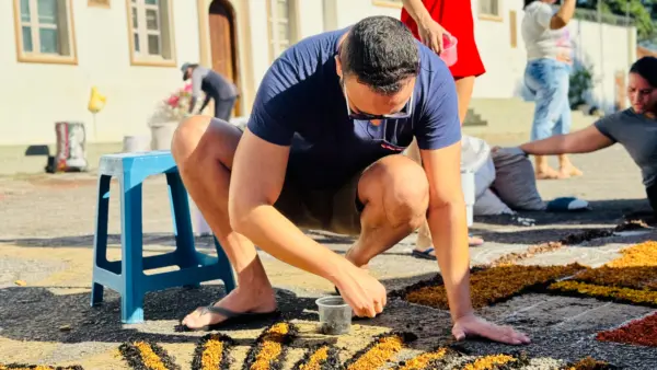 Fiéis católicos mantêm tradição dos tapetes de Corpus Christi em Rio Branco; veja imagens 10 Fiéis católicos mantêm tradição dos tapetes de Corpus Christi em Rio Branco; veja imagens