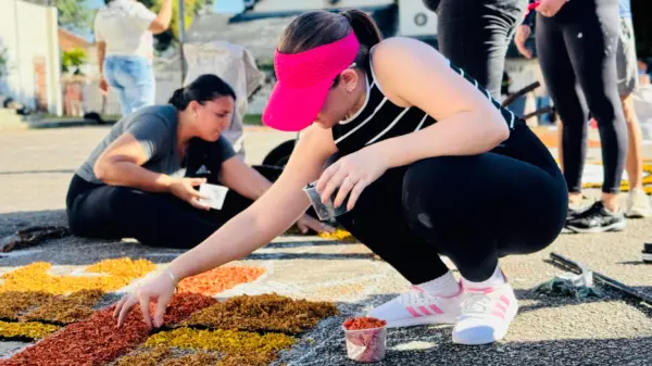 Fiéis católicos mantêm tradição dos tapetes de Corpus Christi em Rio Branco; veja imagens 9 Fiéis católicos mantêm tradição dos tapetes de Corpus Christi em Rio Branco; veja imagens