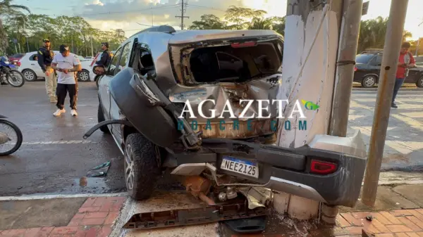 Caminhonete desgovernada colide contra 3 veículos e deixa dois feridos em Rio Branco
