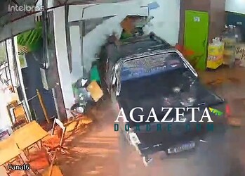 Veja o exato momento em que a caminhonete desgovernada invade comércio em Rio Branco; VÍDEO