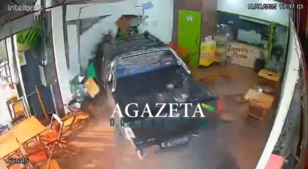 Veja o exato momento em que a caminhonete desgovernada invade comércio em Rio Branco; VÍDEO