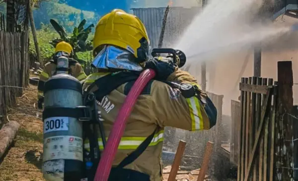 Incêndio atinge casa de madeira em Cruzeiro do Sul e mobiliza Corpo de Bombeiros