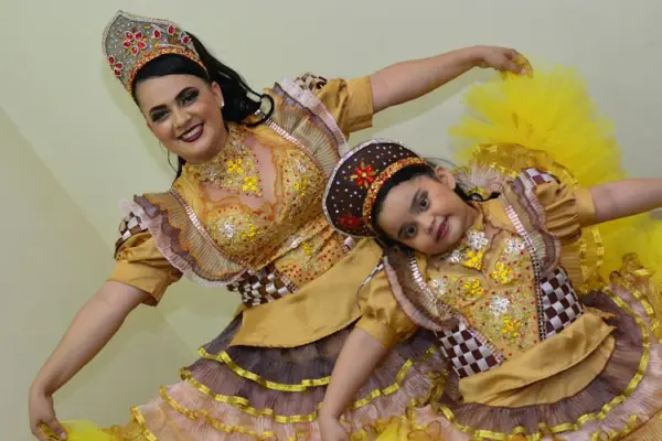 Aos 9 anos, filha de quadrilheira estreia na realeza mirim da Junina Pega-Pega