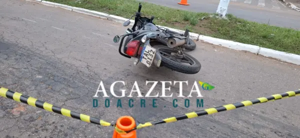 Motociclista morre após passar por quebra-mola e bater em palmeira no 2º Distrito