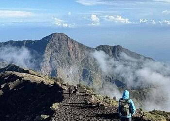 Registro de Juliana Marins na trilha no vulcão Rinjani, na Indonésia, foi publicado pela família neste domingo (22/6) - (crédito: Reprodução Instagram @resgatejulianamarins)