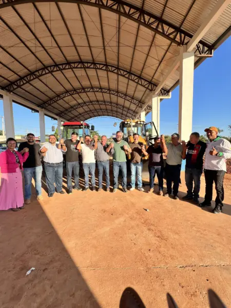 Roberto Duarte entrega equipamentos agrícolas em Acrelândia