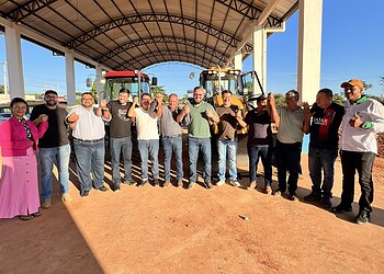 Roberto Duarte entrega equipamentos agrícolas em Acrelândia