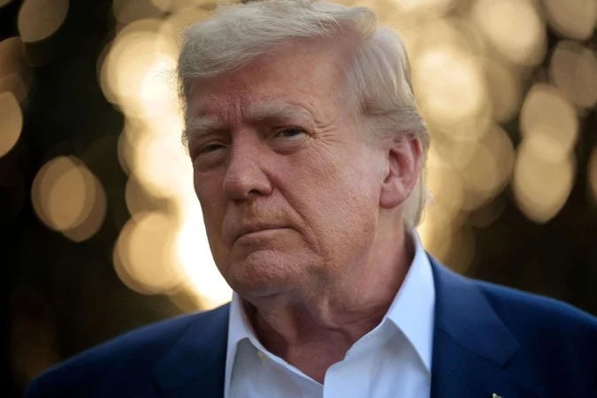 O presidente dos EUA, Donald Trump, fala com repórteres antes de embarcar no helicóptero presidencial Marine One e deixar a Casa Branca em 24 de junho de 2025 - (crédito: CHIP SOMODEVILLA/GETTY IMAGES NORTH AMERICA/Getty Images via AFP)