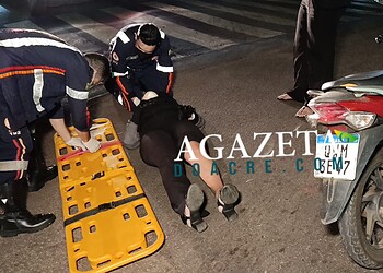 Mulher fica ferida em colisão entre motos no Centro de Rio Branco; condutor foge sem prestar socorro