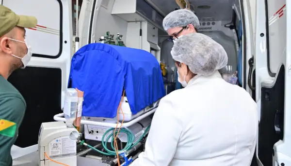 Recém-nascida com lesões após banho em hospital no Acre é transferida para unidade especializada em queimaduras em MG