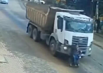 Cadeirante de 68 anos é arrastado por caminhão em estrada de Porto Alegre — Foto: Reprodução/Câmera de segurança