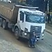Cadeirante de 68 anos é arrastado por caminhão em estrada de Porto Alegre — Foto: Reprodução/Câmera de segurança