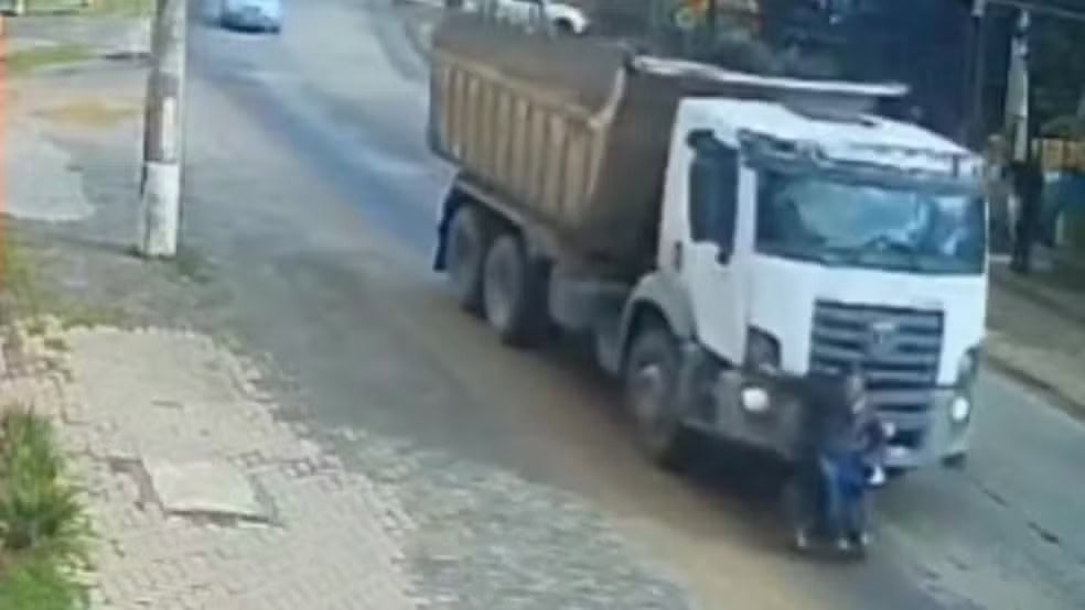 Cadeirante de 68 anos é arrastado por caminhão em estrada de Porto Alegre — Foto: Reprodução/Câmera de segurança
