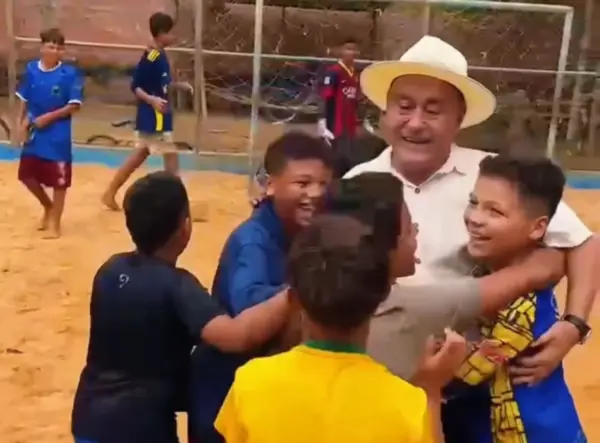 Bocalom joga bola com crianças durante visita a obras em bairro de Rio Branco; Assista