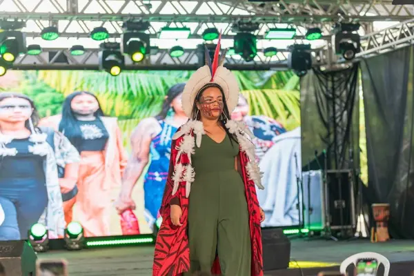 "Yawa Tari": moda indígena ganha passarela do Txai Amazônia com saberes do Povo Yawanawa
