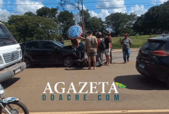 Motociclista cruza rodovia sem atenção, causa colisão na AC-40, e vai parar em cima de capô do carro, em Senador Guiomard