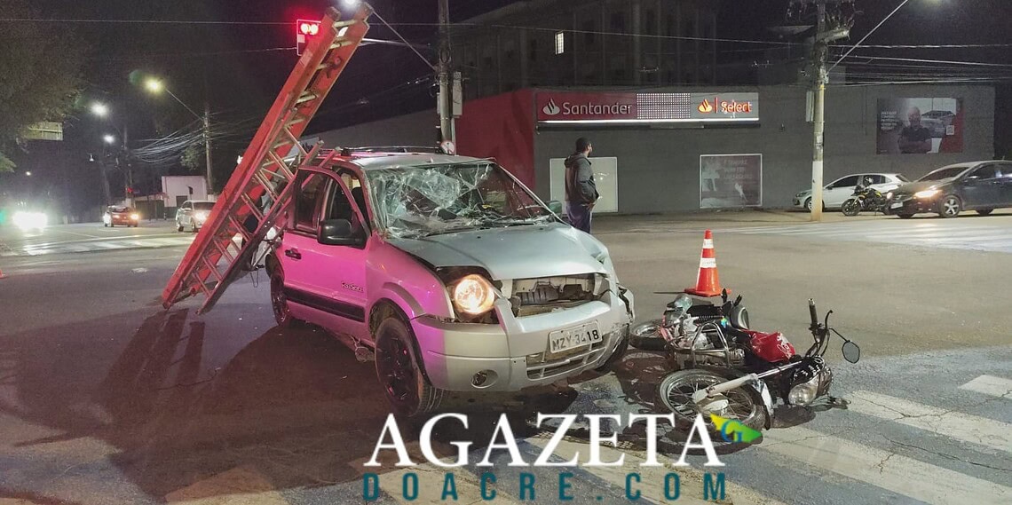 Motorista avança sinal vermelho, atinge motocicleta e deixa casal ferido no Centro de Rio Branco