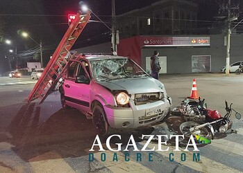 Motorista avança sinal vermelho, atinge motocicleta e deixa casal ferido no Centro de Rio Branco