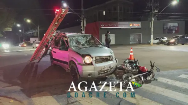 Motorista avança sinal vermelho, atinge motocicleta e deixa casal ferido no Centro de Rio Branco