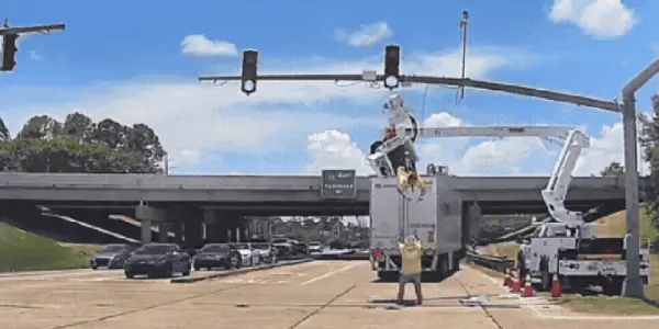 Caminhão atinge cesto e deixa trabalhador pendurado no ar em rodovia nos EUA; vídeo