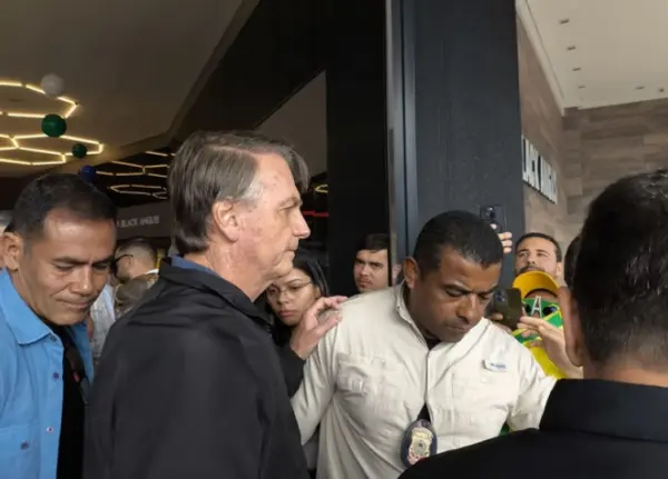 Indisposto, Jair Bolsonaro deixa evento em frigorífico de Goiânia