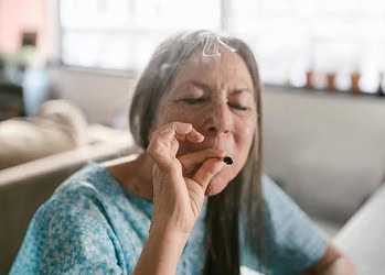 Pessoas idosas podem ser mais sensíveis aos efeitos do THC — Foto: Pexels