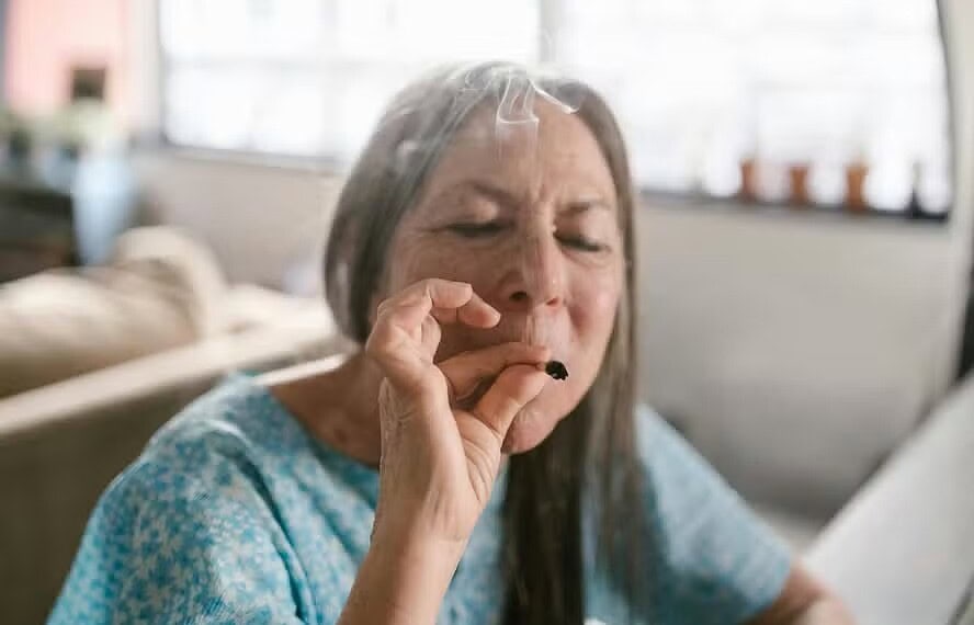 Pessoas idosas podem ser mais sensíveis aos efeitos do THC — Foto: Pexels