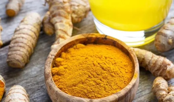 Shot de cúrcuma ou água em jejum? Veja qual o melhor para a saúde