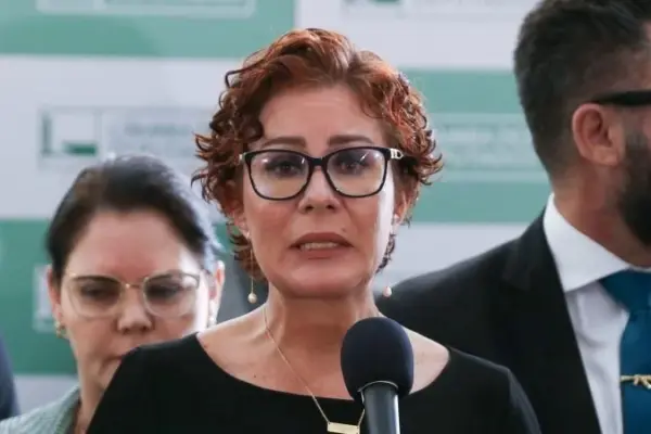 Entenda doenças que Carla Zambelli diz que a impediriam de sobreviver à prisão